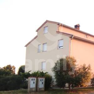 APARTMANSKA KUĆA SA 4 STANA I POGLEDOM NA MORE