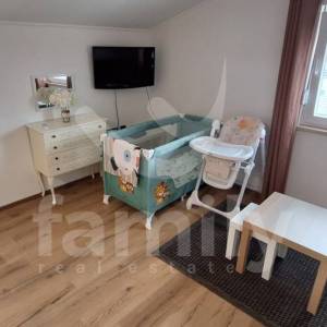 APARTMANSKA KUĆA SA 4 STANA I POGLEDOM NA MORE