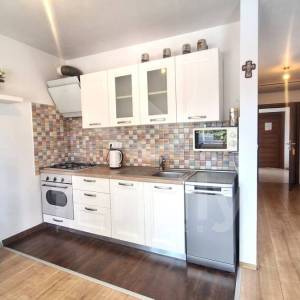 APARTMANSKA KUĆA SA BAZENOM BLIZU MORA