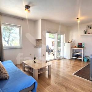 APARTMANSKA KUĆA SA BAZENOM BLIZU MORA