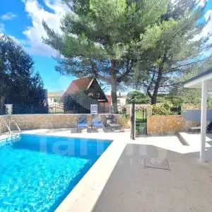 APARTMANSKA KUĆA SA BAZENOM BLIZU MORA