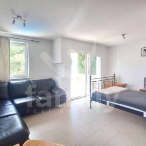 APARTMANSKA KUĆA SA BAZENOM BLIZU MORA