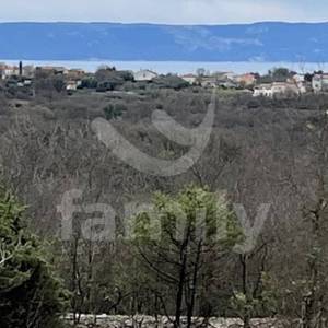 ATRAKTIVNA GRAĐEVINSKA PARCELA SA POGLEDOM NA MORE