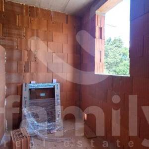 ATRAKTIVNA KUĆA NA MIRNOJ LOKACIJI U BRTONIGLI