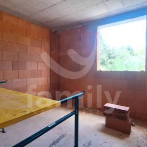 ATRAKTIVNA KUĆA NA MIRNOJ LOKACIJI U BRTONIGLI