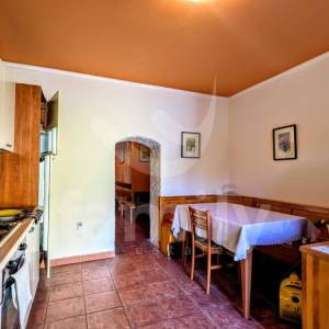 ATRAKTIVNA KUĆA SA GRAĐEVINSKIM ZEMLJIŠTEM I ODVOJENIM APARTMANOM