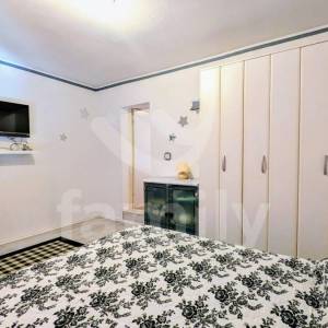 ATRAKTIVNA KUĆA SA GRAĐEVINSKIM ZEMLJIŠTEM I ODVOJENIM APARTMANOM