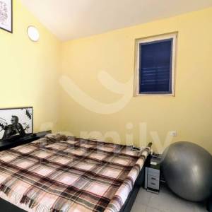 ATRAKTIVNA KUĆA SA GRAĐEVINSKIM ZEMLJIŠTEM I ODVOJENIM APARTMANOM
