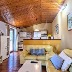 ATRAKTIVNA KUĆA SA GRAĐEVINSKIM ZEMLJIŠTEM I ODVOJENIM APARTMANOM