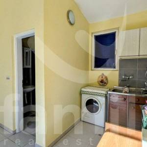 ATRAKTIVNA KUĆA SA GRAĐEVINSKIM ZEMLJIŠTEM I ODVOJENIM APARTMANOM