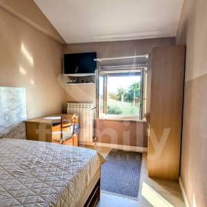 ATRAKTIVNA KUĆA SA GRAĐEVINSKIM ZEMLJIŠTEM I ODVOJENIM APARTMANOM