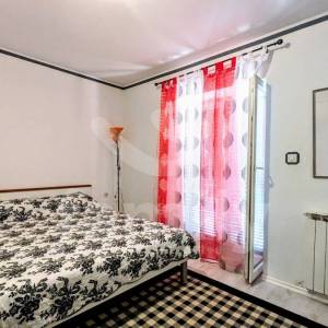 ATRAKTIVNA KUĆA SA GRAĐEVINSKIM ZEMLJIŠTEM I ODVOJENIM APARTMANOM