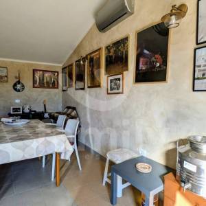 ATRAKTIVNA KUĆA SA GRAĐEVINSKIM ZEMLJIŠTEM I ODVOJENIM APARTMANOM