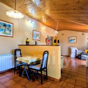 ATRAKTIVNA KUĆA SA GRAĐEVINSKIM ZEMLJIŠTEM I ODVOJENIM APARTMANOM