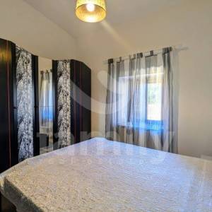 ATRAKTIVNA KUĆA SA GRAĐEVINSKIM ZEMLJIŠTEM I ODVOJENIM APARTMANOM
