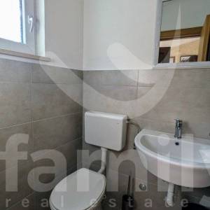 ATRAKTIVNA KUĆA SA GRAĐEVINSKIM ZEMLJIŠTEM I ODVOJENIM APARTMANOM