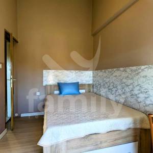 ATRAKTIVNA KUĆA SA GRAĐEVINSKIM ZEMLJIŠTEM I ODVOJENIM APARTMANOM