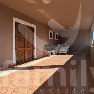 ATRAKTIVNA KUĆA SA GRAĐEVINSKIM ZEMLJIŠTEM I ODVOJENIM APARTMANOM