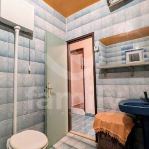 ATRAKTIVNA KUĆA SA GRAĐEVINSKIM ZEMLJIŠTEM I ODVOJENIM APARTMANOM