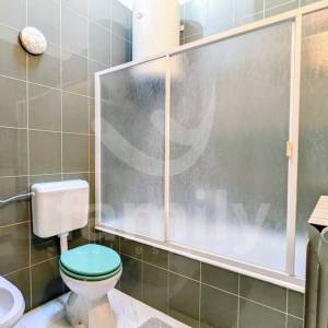 ATRAKTIVNA KUĆA SA GRAĐEVINSKIM ZEMLJIŠTEM I ODVOJENIM APARTMANOM