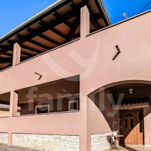 ATRAKTIVNA KUĆA SA GRAĐEVINSKIM ZEMLJIŠTEM I ODVOJENIM APARTMANOM
