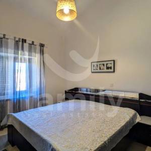 ATRAKTIVNA KUĆA SA GRAĐEVINSKIM ZEMLJIŠTEM I ODVOJENIM APARTMANOM