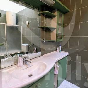 ATRAKTIVNA KUĆA SA GRAĐEVINSKIM ZEMLJIŠTEM I ODVOJENIM APARTMANOM