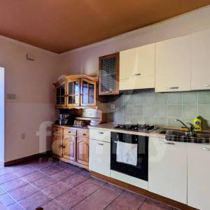 ATRAKTIVNA KUĆA SA GRAĐEVINSKIM ZEMLJIŠTEM I ODVOJENIM APARTMANOM