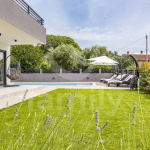 ATRAKTIVNA PROSTRANA OPREMLJENA VILA SA BAZENOM