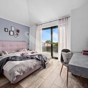 ATRAKTIVNA PROSTRANA OPREMLJENA VILA SA BAZENOM