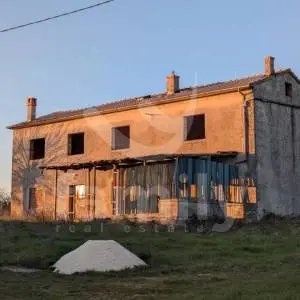 ATRAKTIVNE KAMENE KUĆE NA JEDINSTVENOJ MIRNOJ LOKACIJI