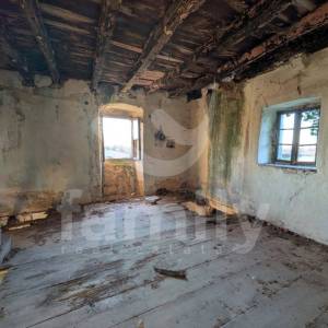 ATRAKTIVNE KAMENE KUĆE NA JEDINSTVENOJ MIRNOJ LOKACIJI
