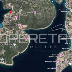 ATRAKTIVNO GRAĐEVINSKO ZEMLJIŠTE – KANICA / ROGOZNICA, 90m OD MORA, ASFLATIRANI 