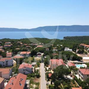 ATRAKTIVNO GRAĐEVINSKO ZEMLJIŠTE NA KRKU