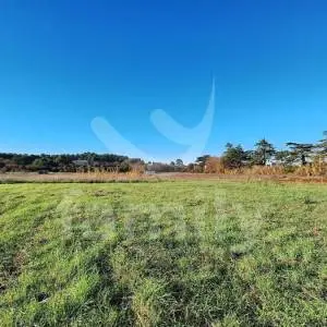 ATRAKTIVNO GRAĐEVINSKO ZEMLJIŠTE NA TRAŽENOJ LOKACIJI
