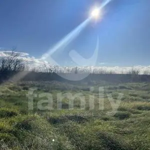 ATRAKTIVNO GRAĐEVINSKO ZEMLJIŠTE SA GRAĐEVINSKOM DOZVOLOM