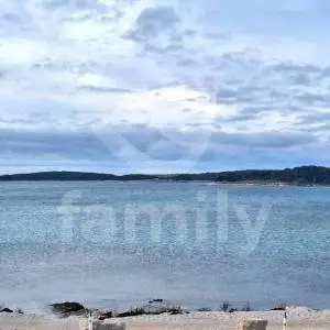 ATRAKTIVNO ZEMLJIŠTE UGOSTITELJSKO-TURISTIČKE NAMJENE 200 m DO PLAŽE