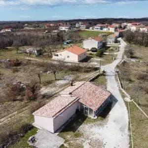 Blizina Marčane, kuća na velikom terenu od 26.000 m2.