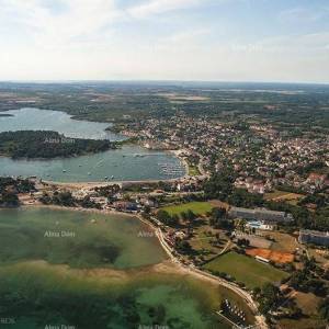 Blizina turističkog mjesta Medulina, legalizirana kućica, desetak minuta lagane šetnje do rive.