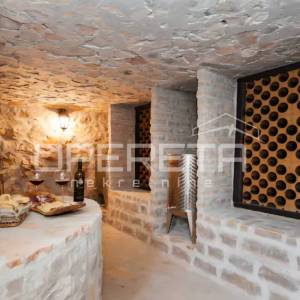 Brač, Milna - imanje na 10 000 m2, investicijska prilika
