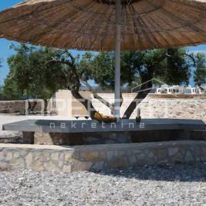 Brač, Milna - imanje na 10 000 m2, investicijska prilika