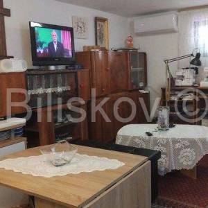 Brač, Supetar, prodaja dvojna kuća sa garažom i parkingom