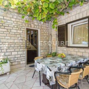 BRAČ - SUTIVAN - Kuća sa dvije stambene jedinice i bazenom - 425m2