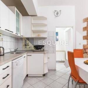 BRAČ - SUTIVAN - Kuća sa dvije stambene jedinice i bazenom - 425m2