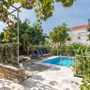 BRAČ - SUTIVAN - Kuća sa dvije stambene jedinice i bazenom - 425m2
