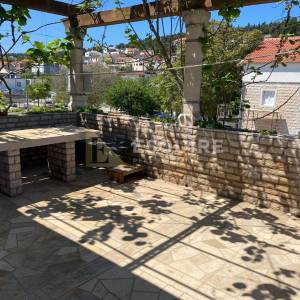 BRAČ - SUTIVAN - Kuća sa dvije stambene jedinice i bazenom - 425m2