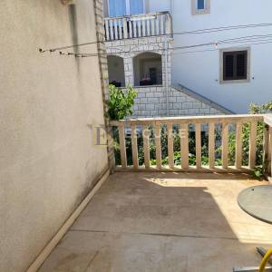 BRAČ - SUTIVAN - Kuća sa dvije stambene jedinice i bazenom - 425m2