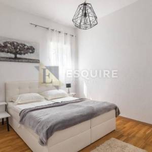 BRAČ - SUTIVAN - Kuća sa dvije stambene jedinice i bazenom - 425m2