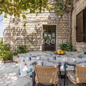 BRAČ - SUTIVAN - Kuća sa dvije stambene jedinice i bazenom - 425m2