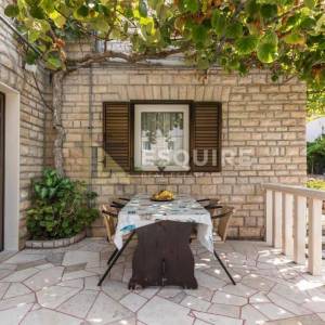 BRAČ - SUTIVAN - Kuća sa dvije stambene jedinice i bazenom - 425m2